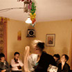 une silhouette de femme danse au milieu d'un cercle de spectateurs dans un appartement