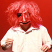 Un personnage masqué sur fond rouge